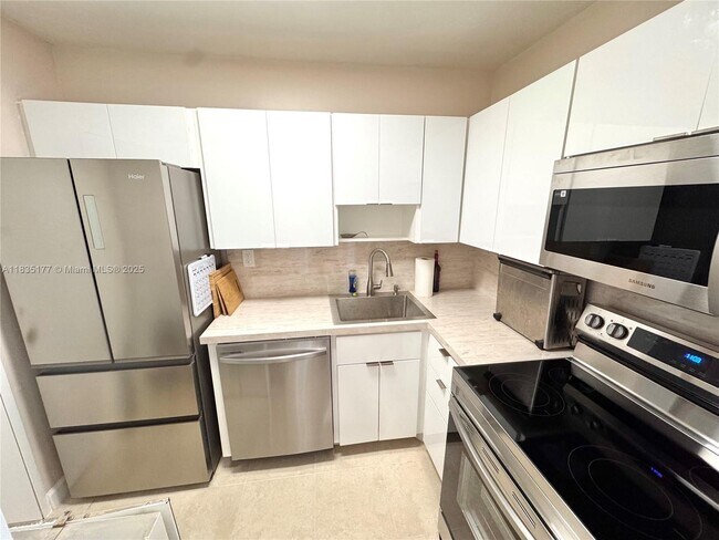 Building Photo - 2899 Collins Ave