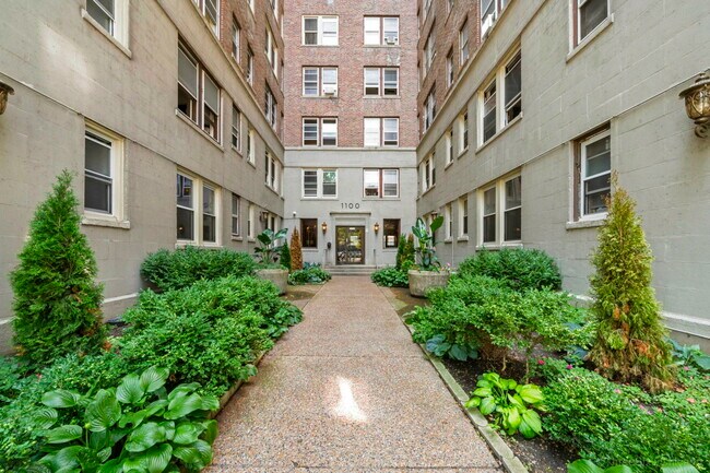 Building Photo - 1100 N La Salle Dr