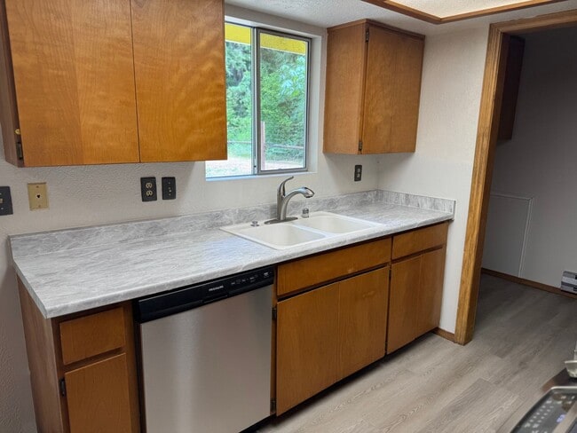 Building Photo - 3 Bed/1 Bath +Garage & Shop, Marblemount