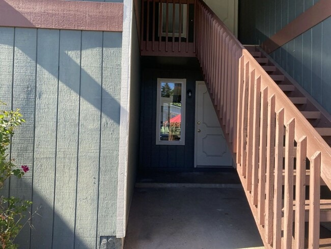 Building Photo - 152 NE Atkinson Ct