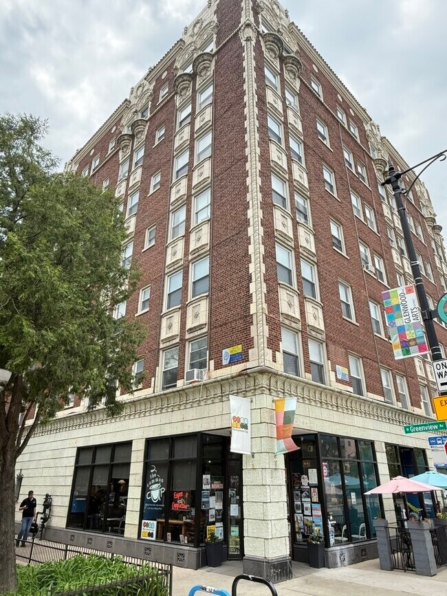 Building Photo - 6930 N Greenview Ave