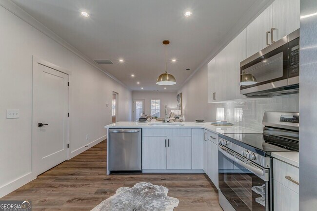 Building Photo - 109 Chateau Dr SE