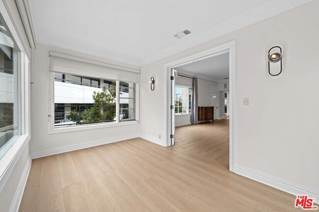 Building Photo - 420 S Beverwil Dr