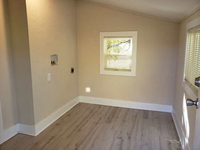 Building Photo - Spacious 2-Bedroom, 1-Bathroom Home AVAILABLE NOW!!
