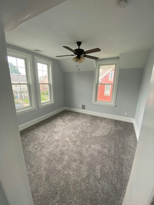 Building Photo - 137 S Spruce St