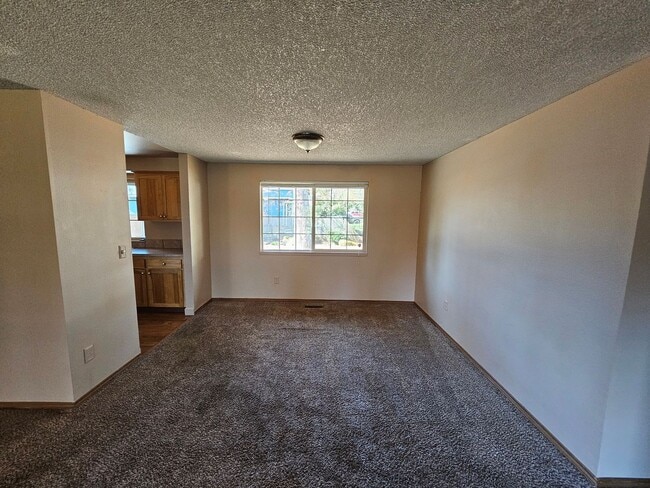 Building Photo - Roomy Ranch in Gladstone