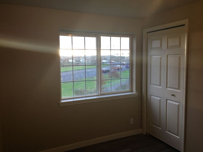 Building Photo - Updated Duplex -3 Bedroom 1.5 Bath - 4886 Fergus Avenue!