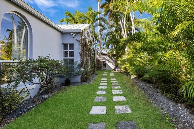 Building Photo - 1121 NE 85th St