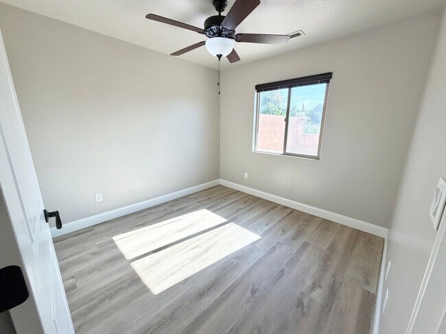 Building Photo - 355 W 200 S