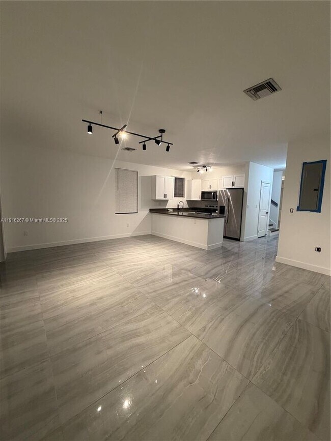 Building Photo - 932 SW 10th St