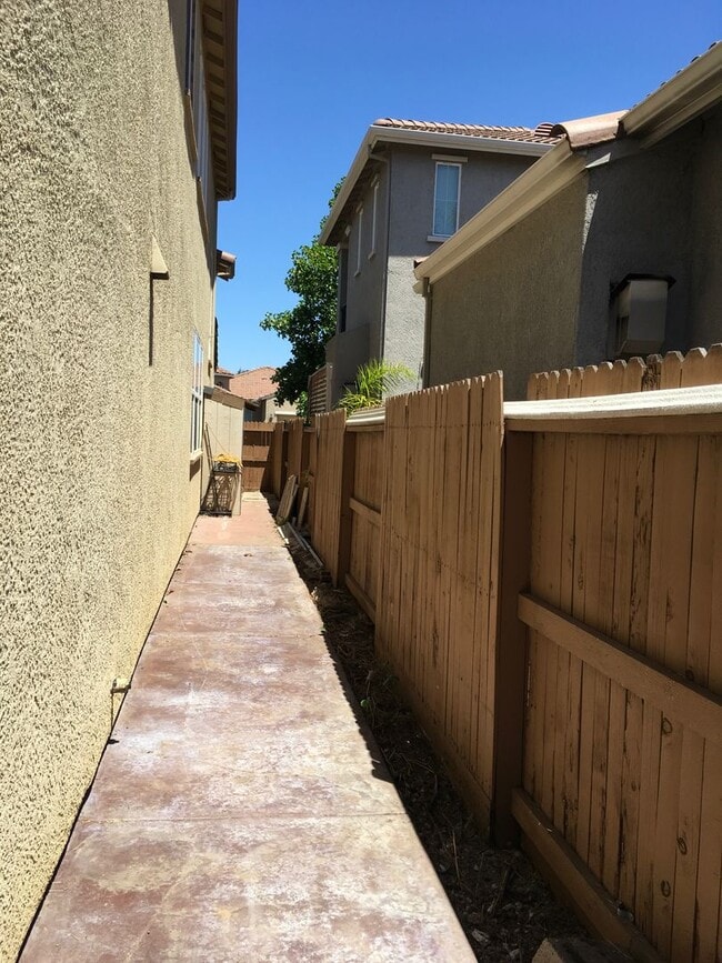 Building Photo - Spacious floor plans 4bedroom, 3 bath Near Franklin High