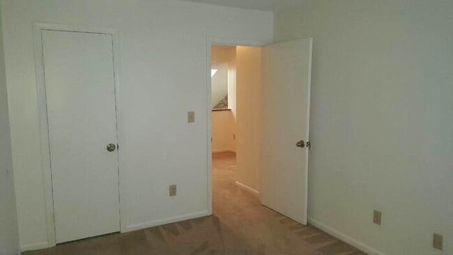 Building Photo - AWESOME 3 BED/2 BATH TOWNHOME W/OPEN FLOOR...