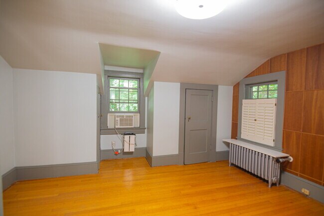 Building Photo - Inviting Stone Home for Rent – Walking Dis...