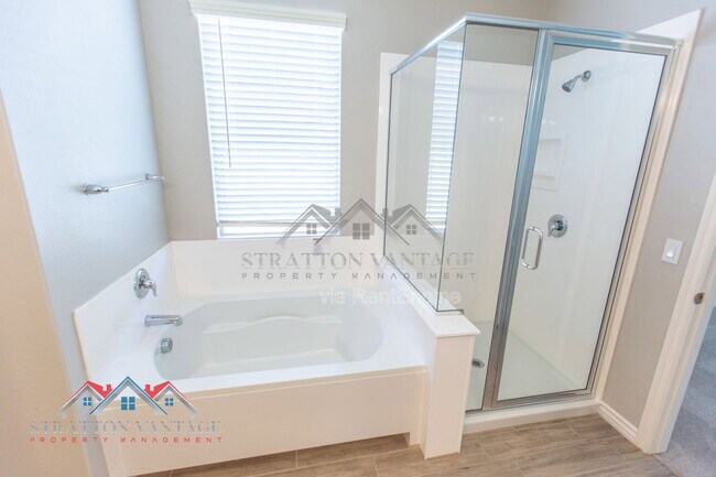 Building Photo - 15243 W Latham St