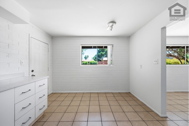 Building Photo - 4711