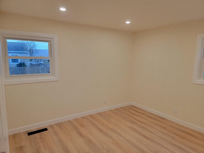 Building Photo - 1834 Beach Ave