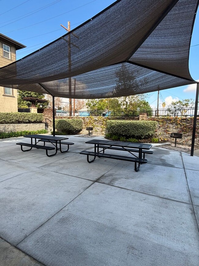 Building Photo - Move-In Ready 4 Bedroom Home Perfect for Professionals & Families