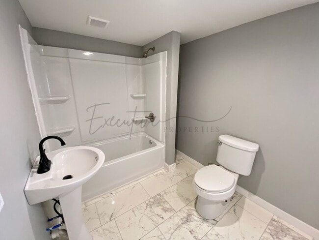 Building Photo - Fully Updated 2-Bedroom 1-Bathroom House i...