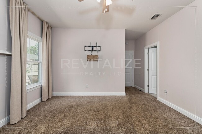 Building Photo - Modern Comfort Meets Luxury Living in Mobile
