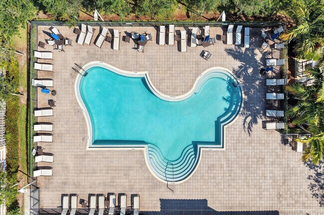 Building Photo - Gorgeous Townhome in Parkland