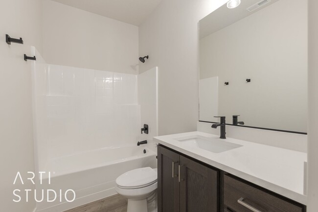 Building Photo - New Canyon Crest 3 Bedroom, 2.5 Bathroom T...