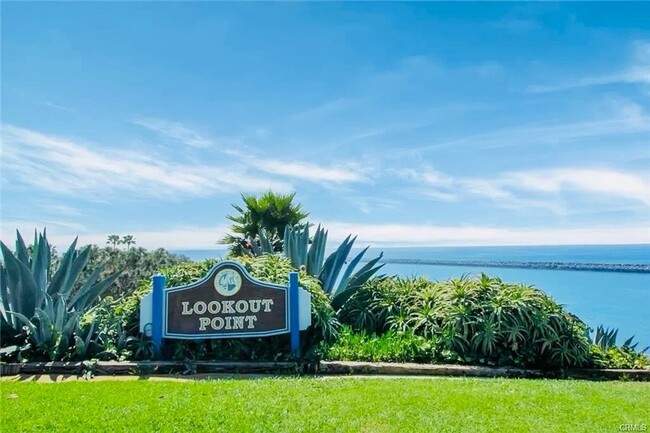 Building Photo - Corona Del Mar Studio 1 block from the Beach!