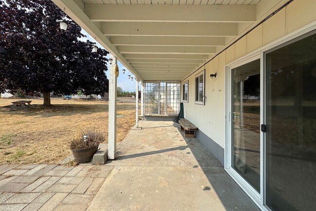 Building Photo - Large Home on Large Lot in Sequim