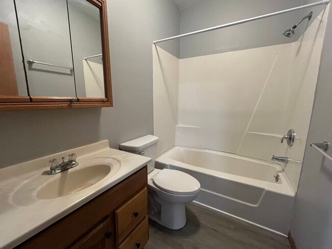 Building Photo - 2 Bed 1 Bath