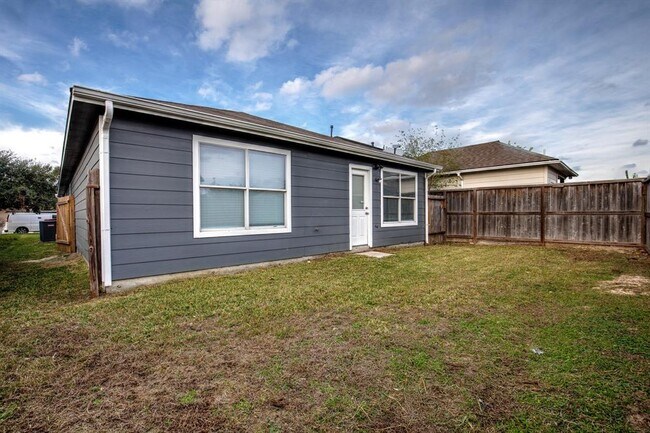 Building Photo - 718 Remwick Dr