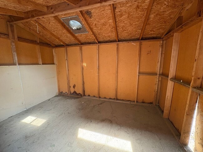 Building Photo - Corner lot home near Shopping Center Available Now!