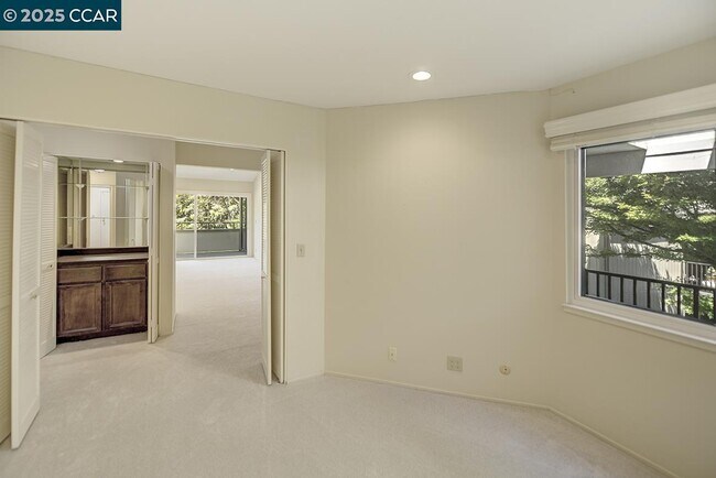 Building Photo - 3377 Rossmoor Pkwy