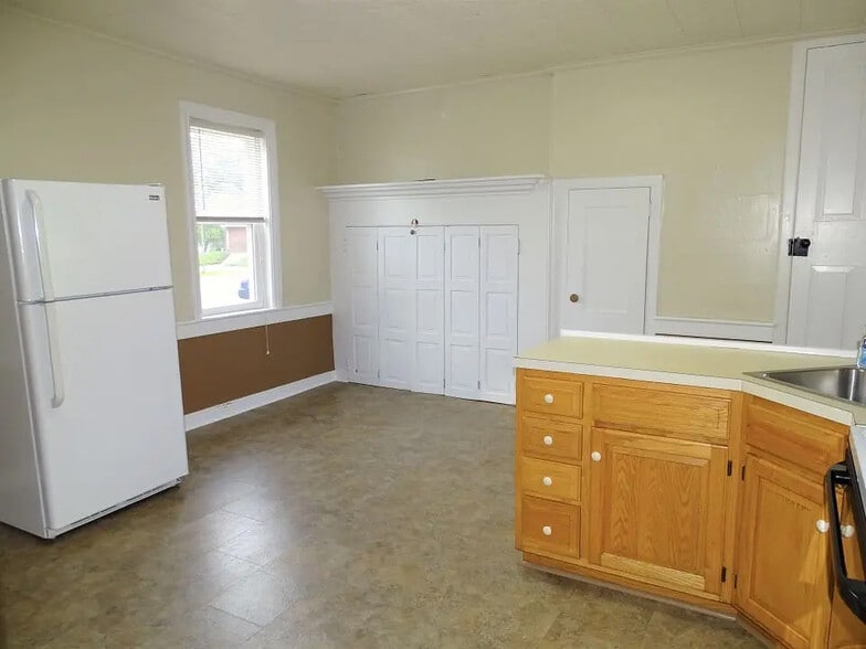 Building Photo - 145 E Main St