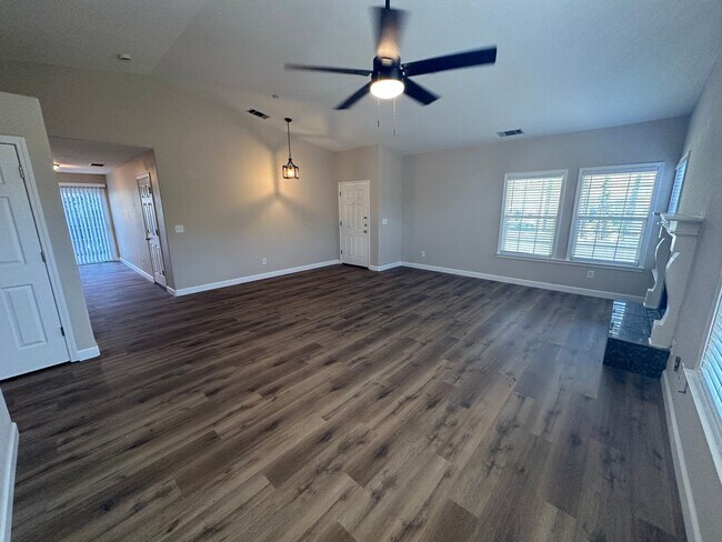 Building Photo - Beautiful Single Story 4 Bedroom 2 Bath Br...