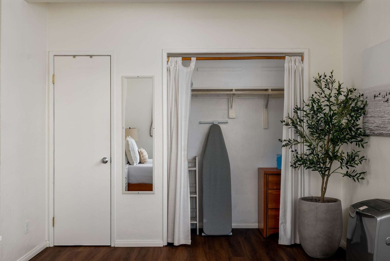 Building Photo - 4587 Saratoga Ave