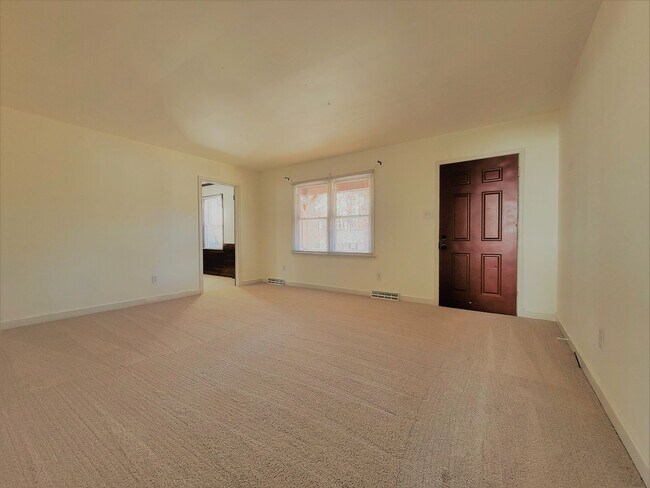 Building Photo - Well maintained large rancher on corner lo...