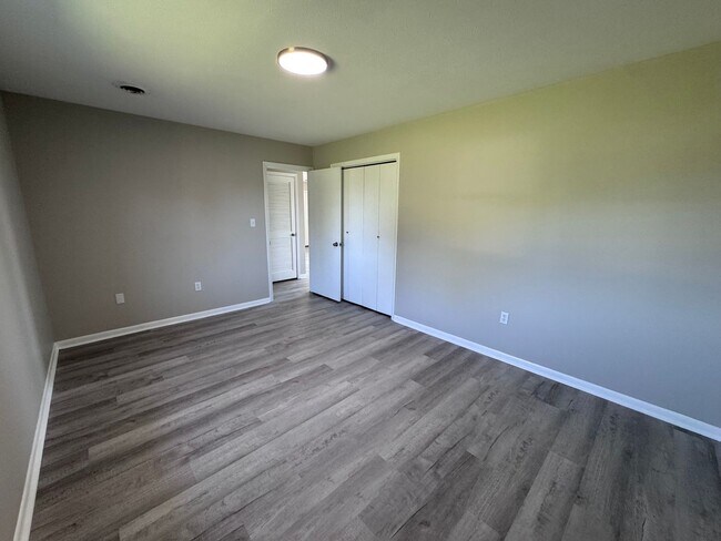 Building Photo - Connector Street 90/100