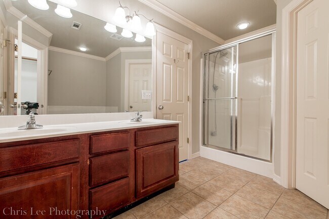 Building Photo - Spacious 3 Bedroom Home on Corner Lot! Must See!