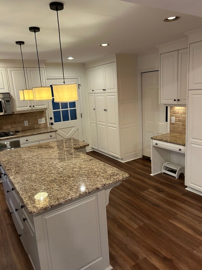 Building Photo - 6035 Riverside Dr