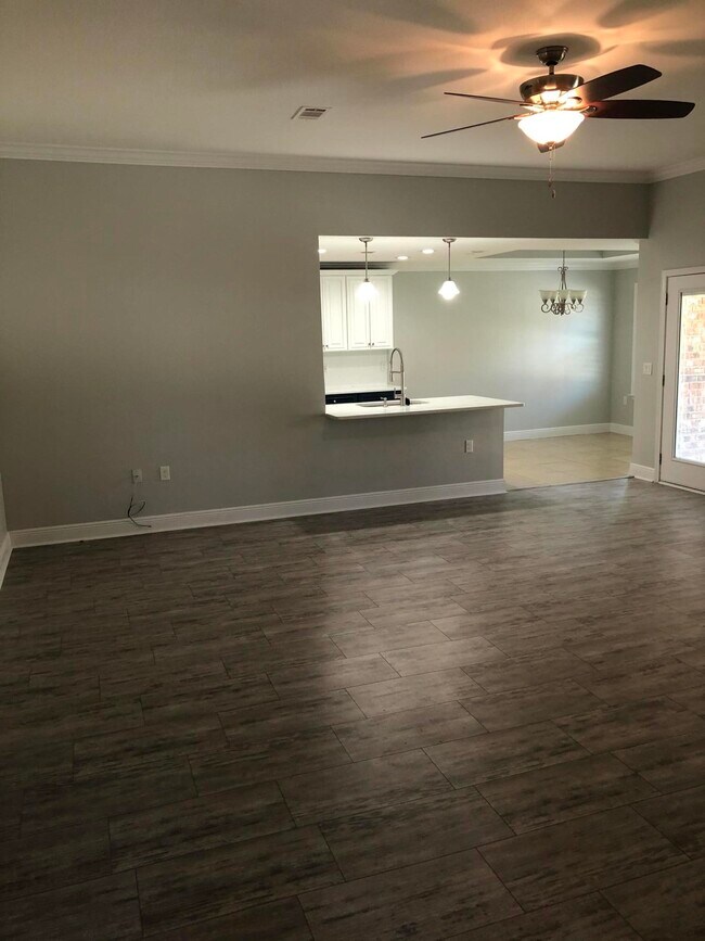 Building Photo - 561 Brian Cir