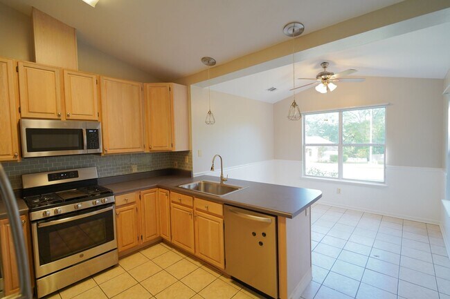 Building Photo - 3 Bed / 2 Bath with Large Yard/Garage in Bucklake area!