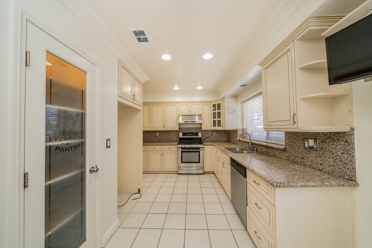 Building Photo - 9676 Bolton Ave