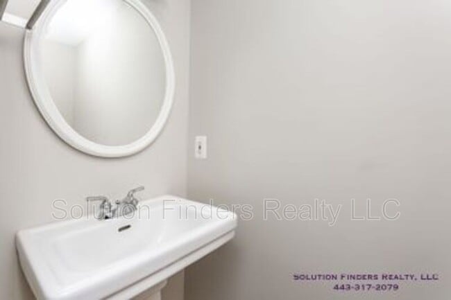 Building Photo - 3403 Hudson St