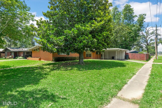 Building Photo - 4 BEDROOM 2 BATH MOVE-IN READY