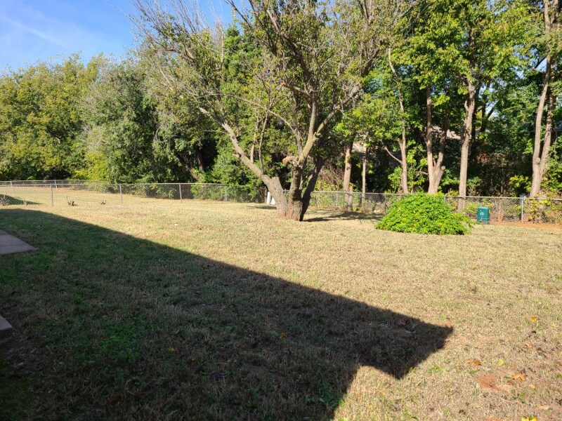 Building Photo - 925 Crown Dr