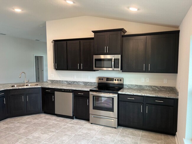 Building Photo - Rent this brand-new home in Davenport today!