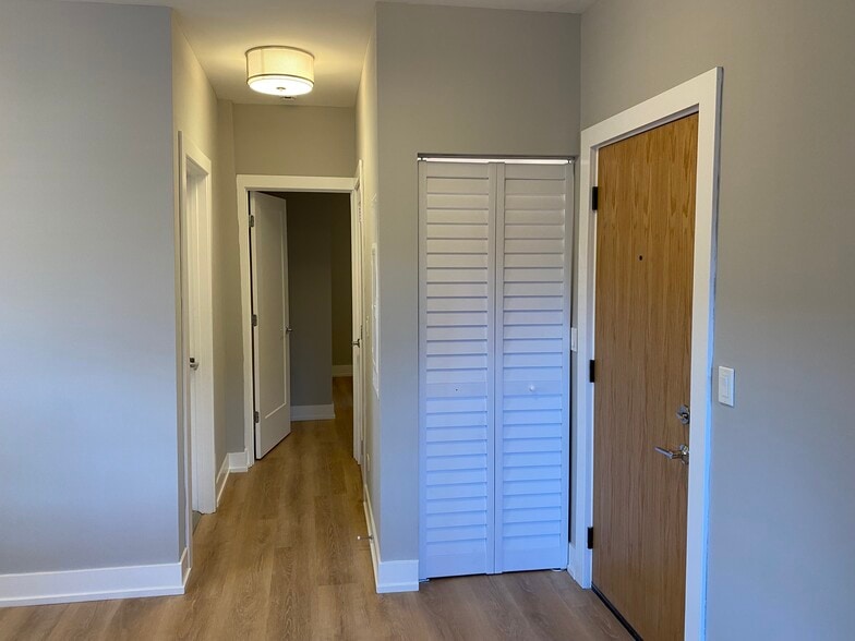 Building Photo - 3925 N Janssen Ave