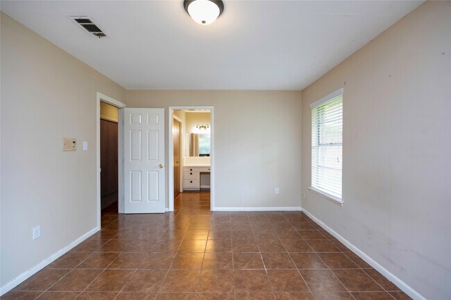 Building Photo - 2 Circle Dr