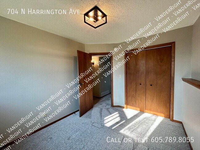 Building Photo - 704 N Harrington Ave
