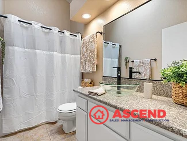 Building Photo - Beautiful 2 Bedroom, 2 Bathroom Home with ...