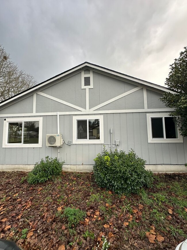 Building Photo - Beautiful Remodeled 3 Bed Room 1 and 3/4 B...